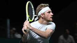 Hot Shot: Davidovich Fokina's backhand stunner leaves Zverev helpless in Paris 2025 | ATP Tour