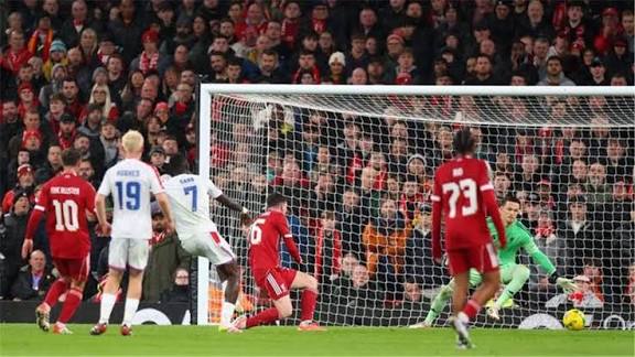 كريستال بالاس يكتسح ليفربول بثلاثية ويخرجه من كأس الرابطة