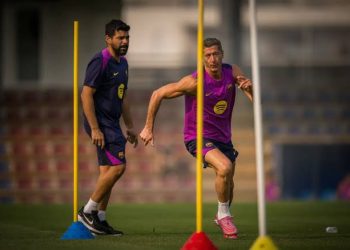 ويعود ليفاندوفسكي إلى تدريبات برشلونة بعد تعافيه من الإصابة