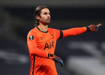 حارس مرمى توتنهام ألفي وايتمان يعتزل كرة القدم ويتوجه إلى السينما