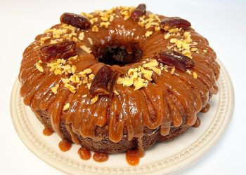 طعم فاخر لا يُقاوم.. طريقة عمل كيك التمر بصوص التوفي بخطوات سهلة ومذاق لذيذ يناسب جميع الأذواق