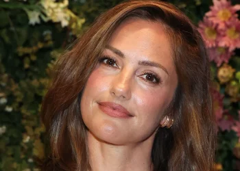 Minka Kelly, 45, leaves fans 'breathless' as she reveals toned abs and legs for stunning new photoshoot