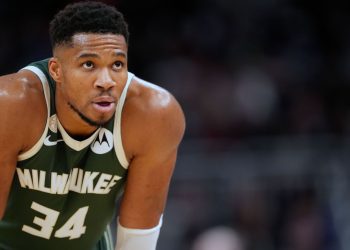 Bucks' Giannis Antetokounmpo out Wed. vs. Hornets with knee issue