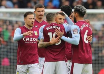 أستون فيلا يهزم ليدز يونايتد 2-1 ويواصل التقدم في الدوري الإنجليزي الممتاز