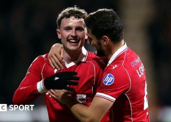 Wrexham 2-0 Bristol City: Red Dragons beat Robins to close in on top six