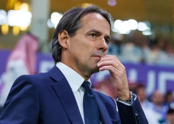 سيموني إنزاجي يتحدث بحماس قبل مواجهة فريق الهلال أمام الشرطة في منافسات دوري أبطال آسيا 2025 2026