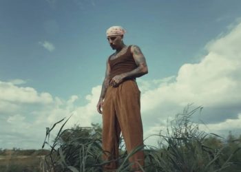 Rauw Alejandro celebra el folclor puertorriqueño en el video de ‘Besito en la frente’