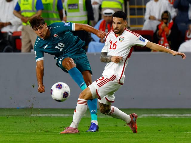 العراق يهزم الإمارات 2-1 ويقطع خطوة نحو كأس العالم 2026