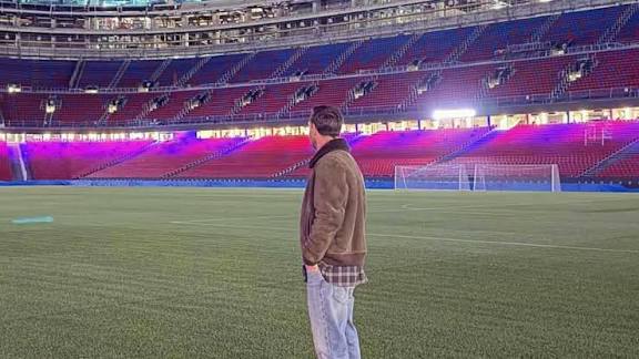 ميسي يعود إلى كامب نو: أسطورة برشلونة يقوم بزيارة مفاجئة