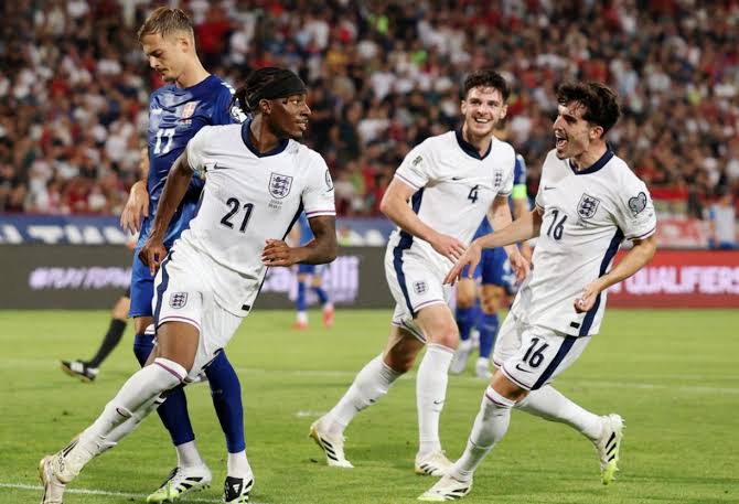 فوز إنجلترا المستحق على صربيا 2-0 يضمن مشاركتها في كأس العالم 2026