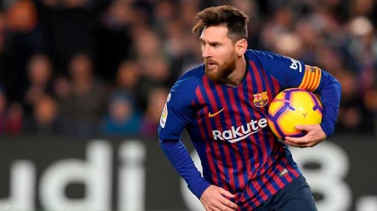 عودة الحلم؟ ميسي يلمح للعودة إلى برشلونة وسط حماسة الجماهير