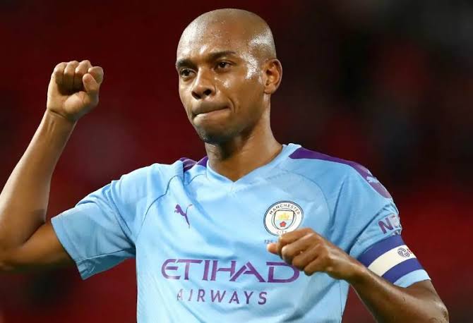 فرناندينيو يرفع الستار عن مسيرته الذهبية ويعلن اعتزاله