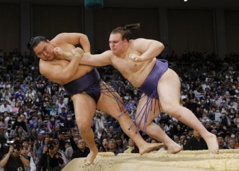 Aonishiki beats Hoshoryu to regain share of lead as Onosato falters