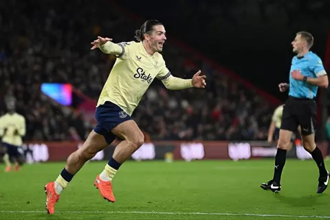 غريليش يسرق الأضواء ويقود إيفرتون إلى فوز ثمين على بورنموث خارج ملعبه