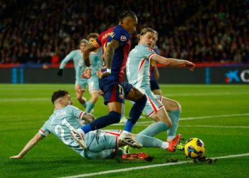 معركة نارية في الكامب نو.. دي بورجوس يقود القمة بين برشلونة وأتلتيكو مدريد