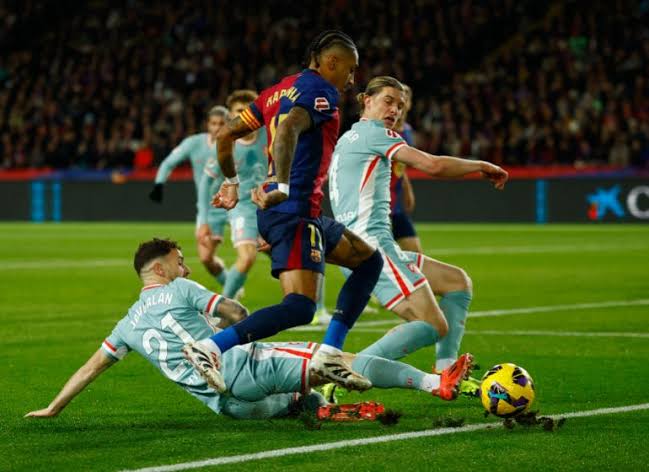 معركة نارية في الكامب نو.. دي بورجوس يقود القمة بين برشلونة وأتلتيكو مدريد