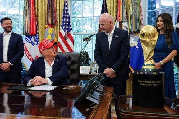 تستعد الولايات المتحدة لاستضافة أكبر بطولة لكأس العالم في التاريخ، ويشارك الرئيس الأمريكي ترامب في القرعة. تعرف على التفاصيل