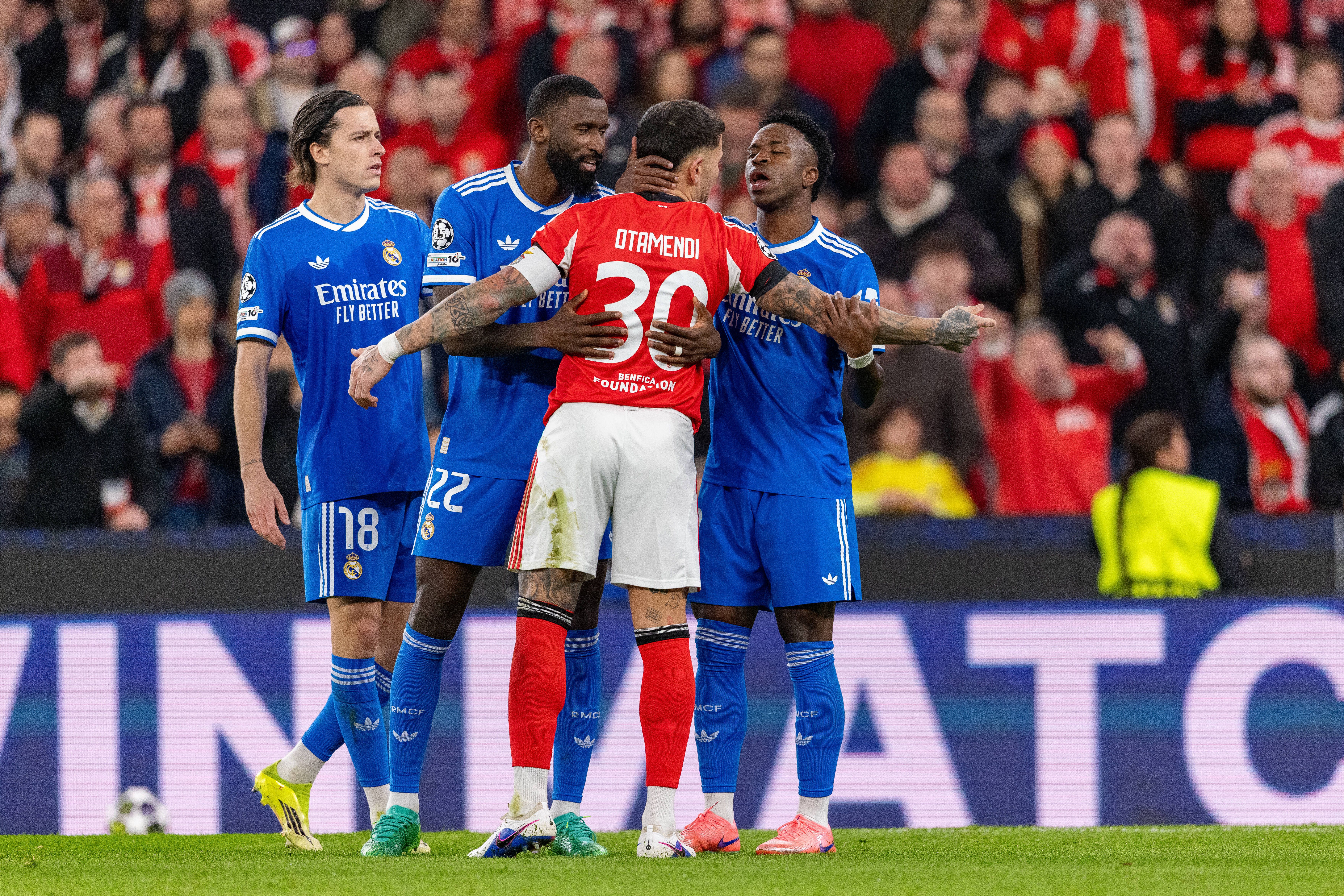 Otamendi discute com Vinícius Jr.  (IMAGO)