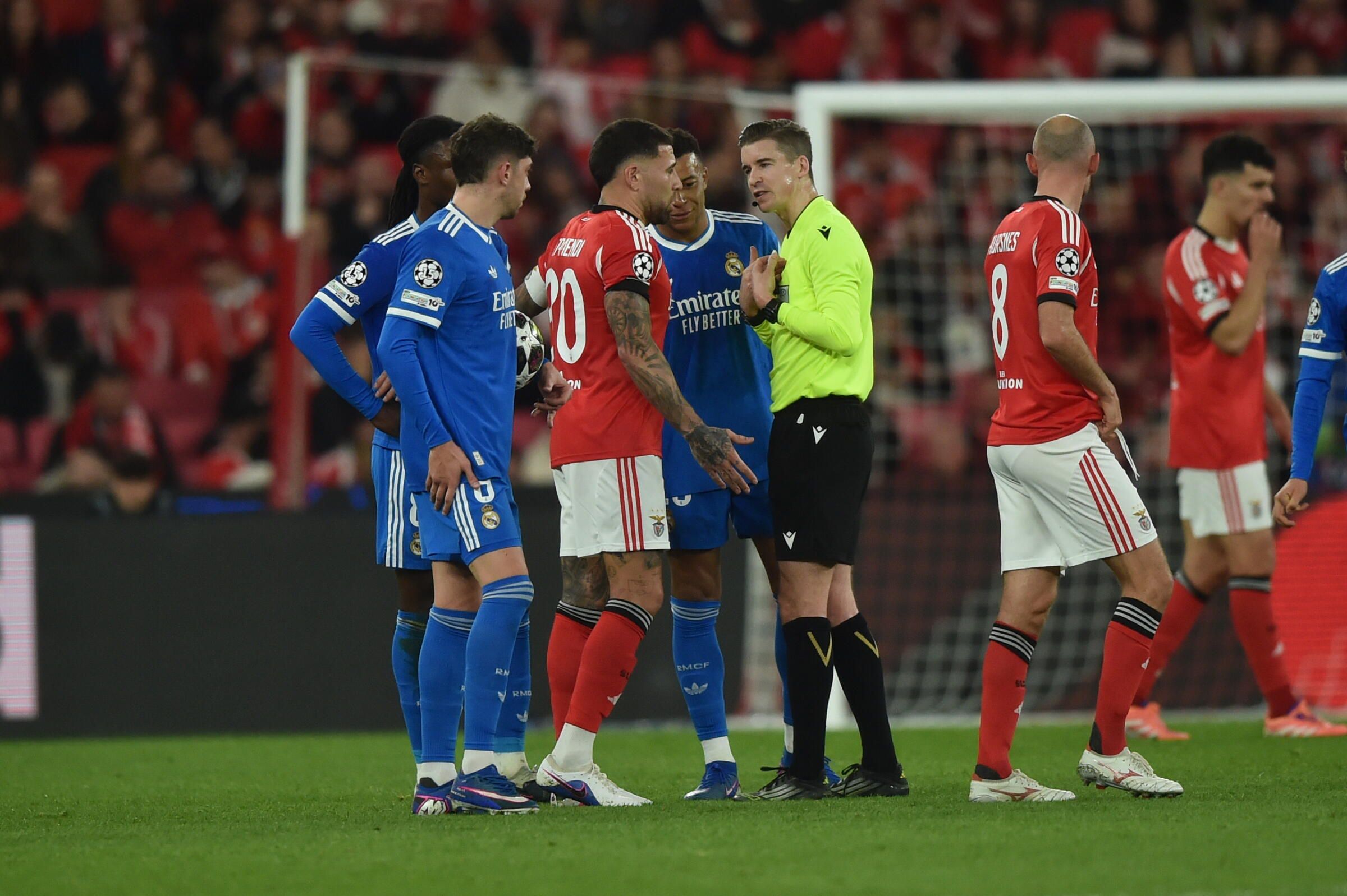 O árbitro François Letexier fala com Otamendi (Foto: Miguel Nunes)