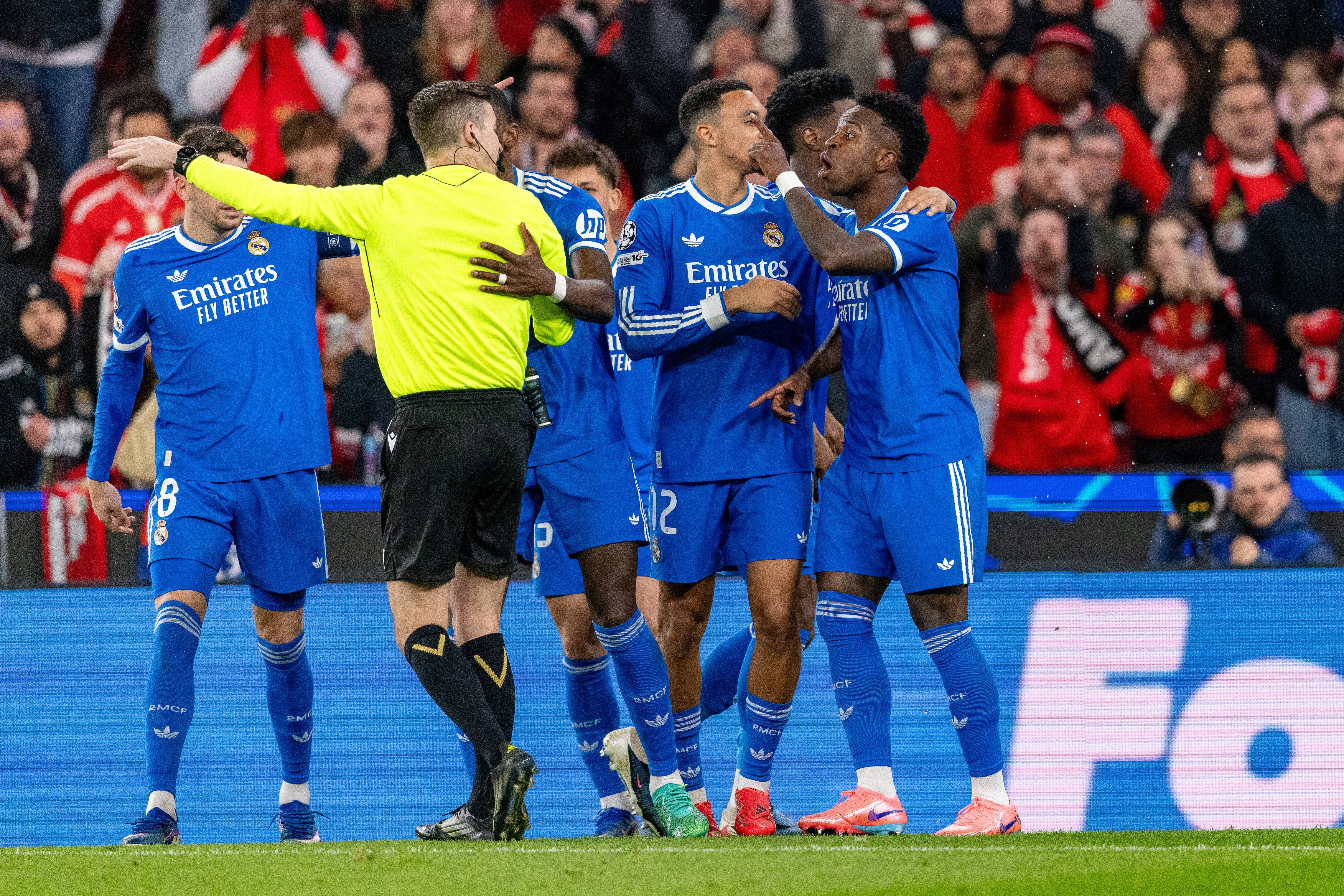 Vinícius Jr. reclama com o árbitro  (IMAGO)