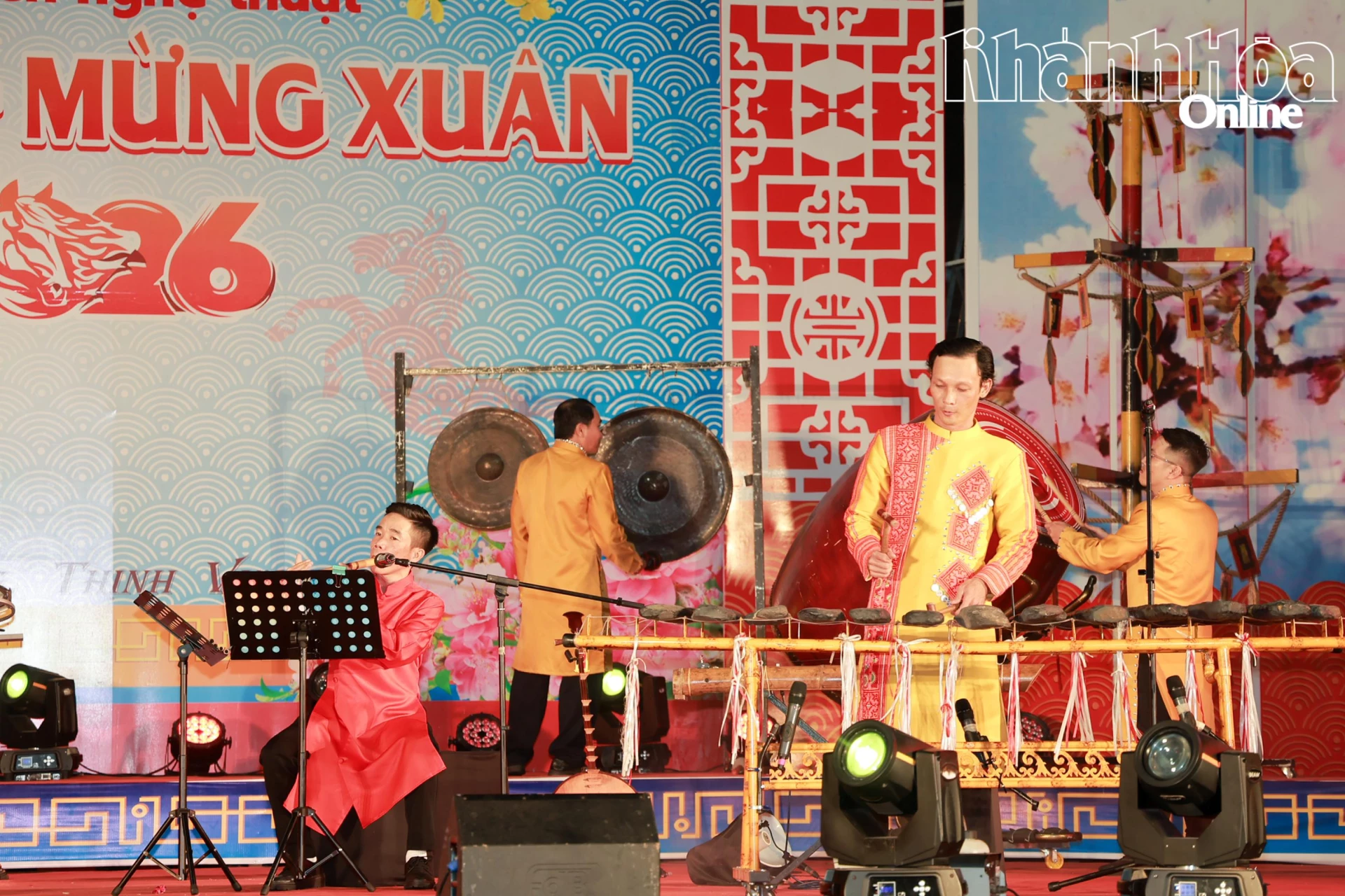 Występ tradycyjnych wietnamskich instrumentów muzycznych w ramach programu artystycznego wieczorem pierwszego dnia Nowego Roku Księżycowego (Roku Konia).