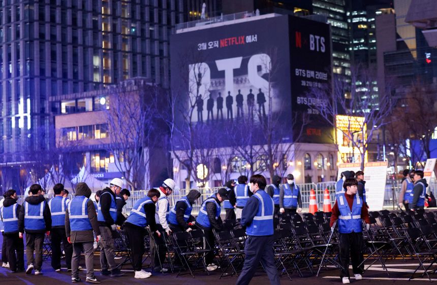 Workers at the temporarily restricted Gwanghwamun square that will be used for 