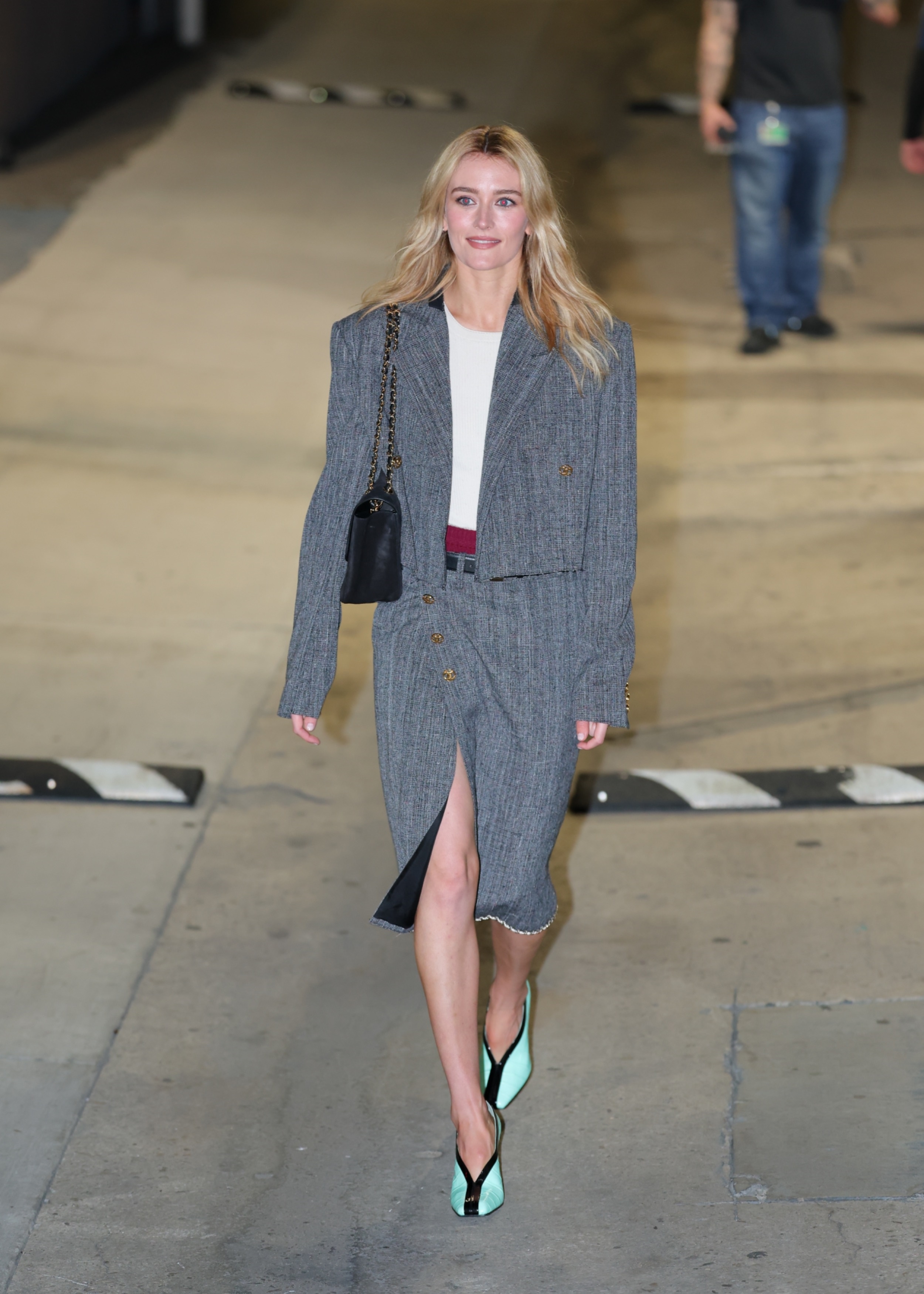 BGUK_3506482 - *EXCLUSIVE* Hollywood, CA Sarah Pidgeon seen leaving Jimmy Kimmel Live studios in Hollywood to promote her new project, &ldquo;Love Story: John F. Kennedy Jr. &amp; Carolyn Bessette,&rdquo; greeting fans outside the venue