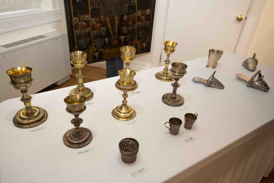 Las piezas fueron devueltas en una ceremonia en la Embajada de Perú