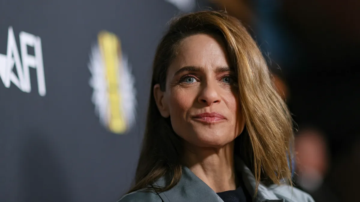 Amanda Peet reveals breast cancer diagnosis, parents' deaths