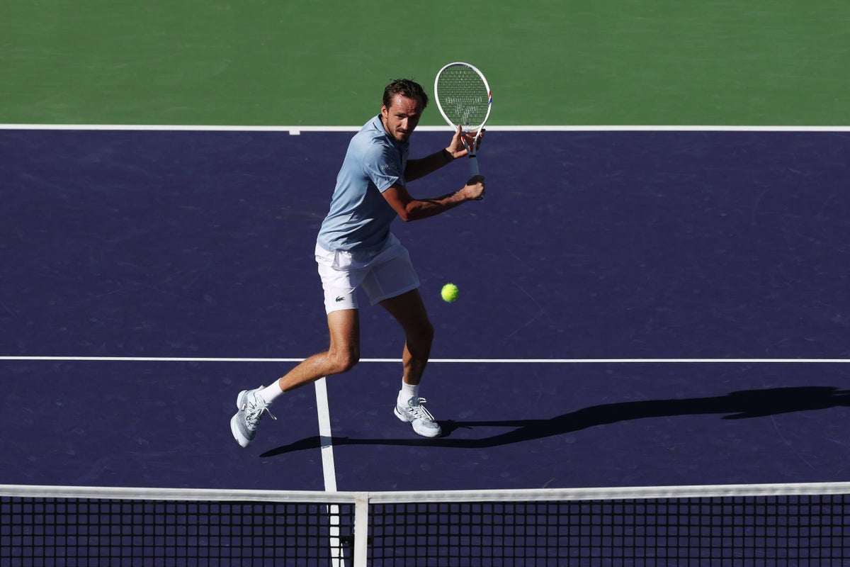 Daniil Medvedev snaps Carlos Alcaraz win streak for Indian Wells final against Jannik Sinner