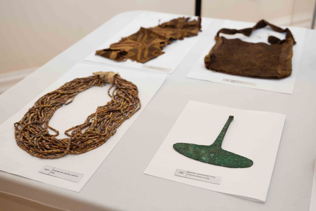 El FBI anunció que devolvió a Perú 48 objetos culturales que fueron recuperados en el suroeste del país.