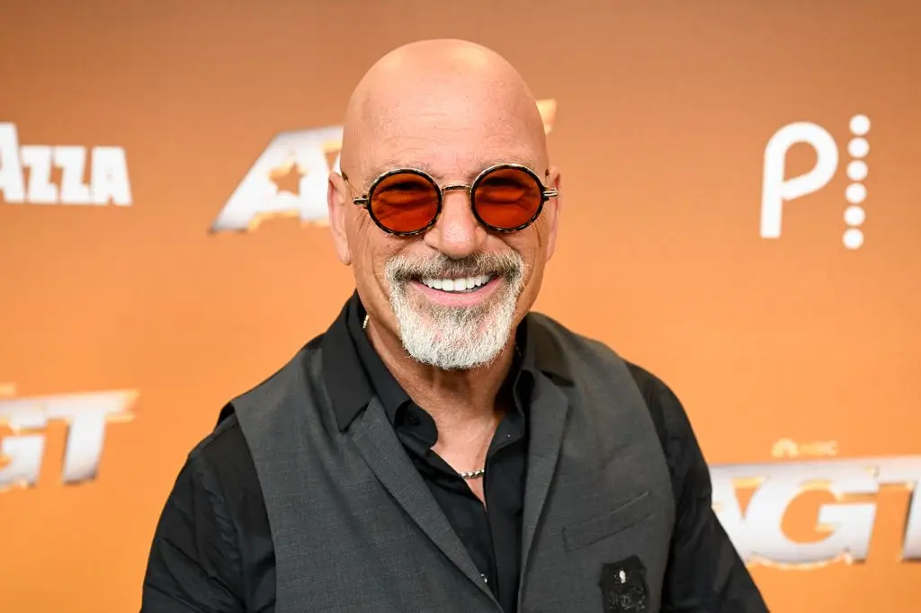 howie mandel smiling