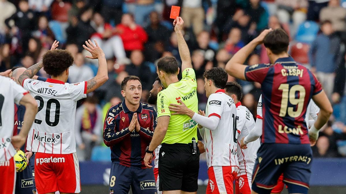 Olasagasti es expulsado en el encuentro contra el Girona FC