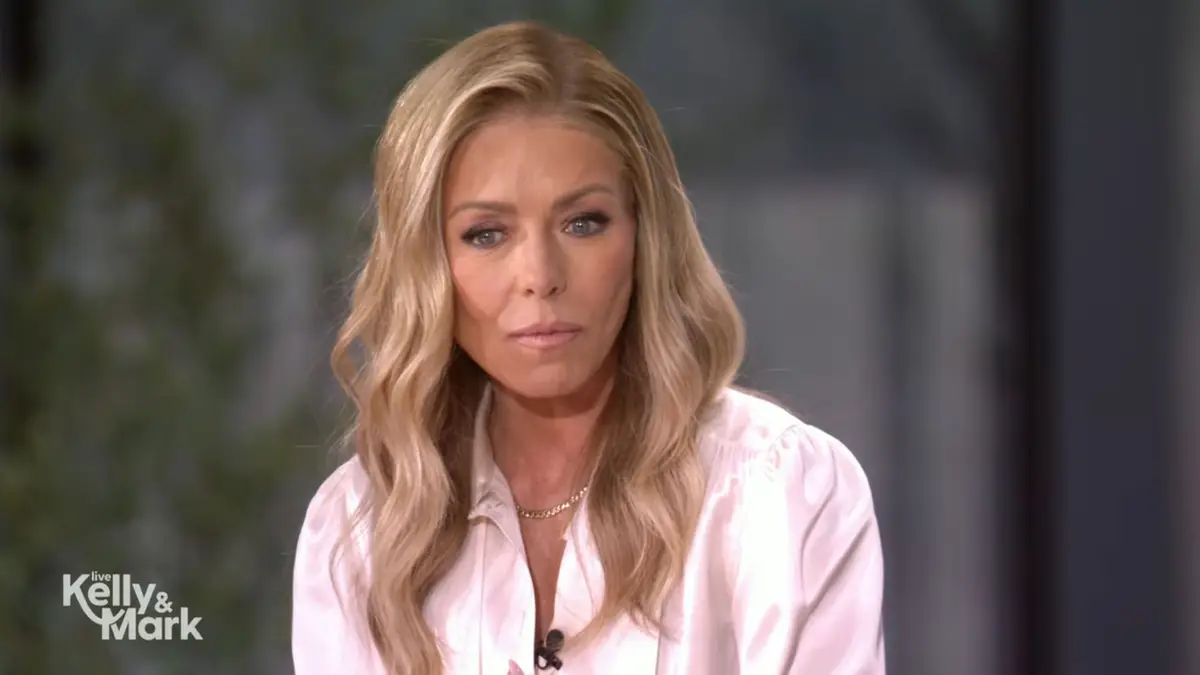 Kelly Ripa battles awkward on-air moment with famous guest: 'It doesn't make any sense'